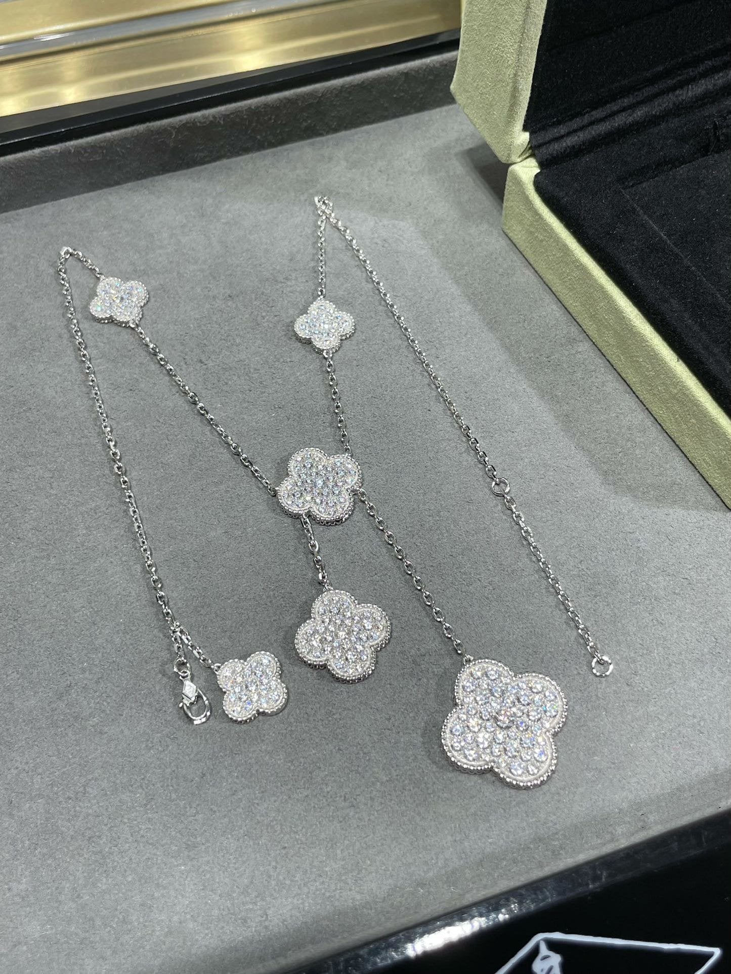 Clover™ | Diamond Paved Ketting (6 Motieven)